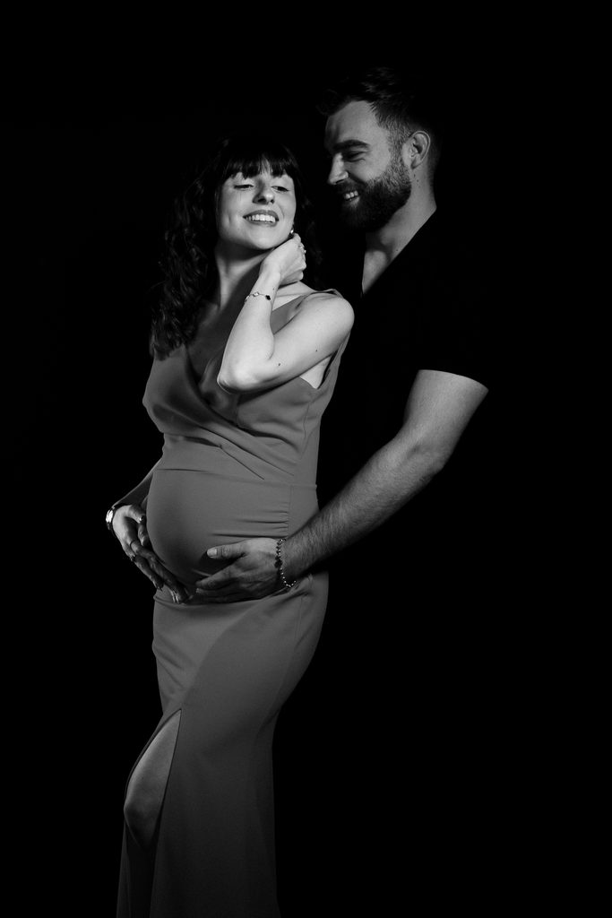 Photo de grossesse en noir et blanc réalisée en studio à Cézac