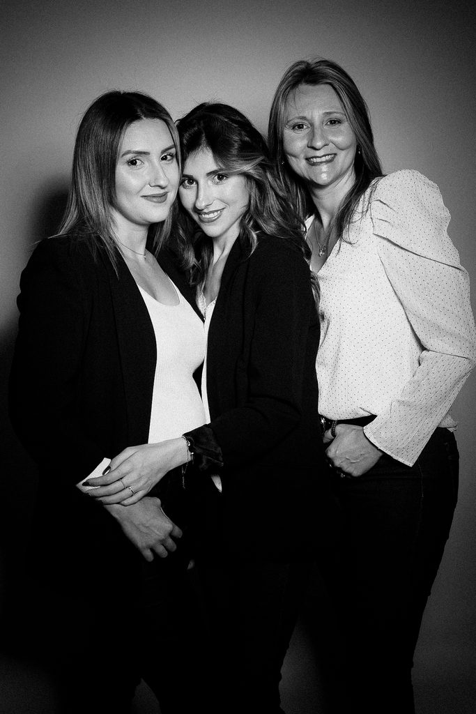 Portrait de famille en noir et blanc réalisé en studio à Cézac