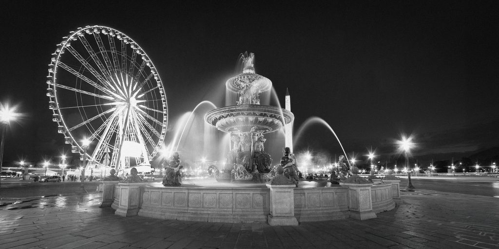La fontaine des Fleuves, place de la Concorde à Paris, en noir et blanc