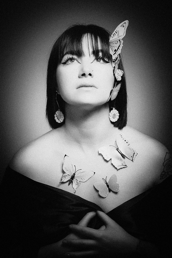 Portrait créatif en noir et blanc, jeu d’ombres et de lumière en studio