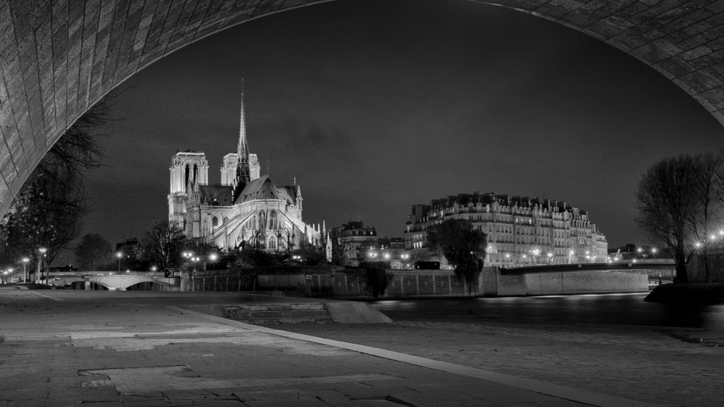 La cathédrale Notre-Dame de Paris photographiée en noir et blanc